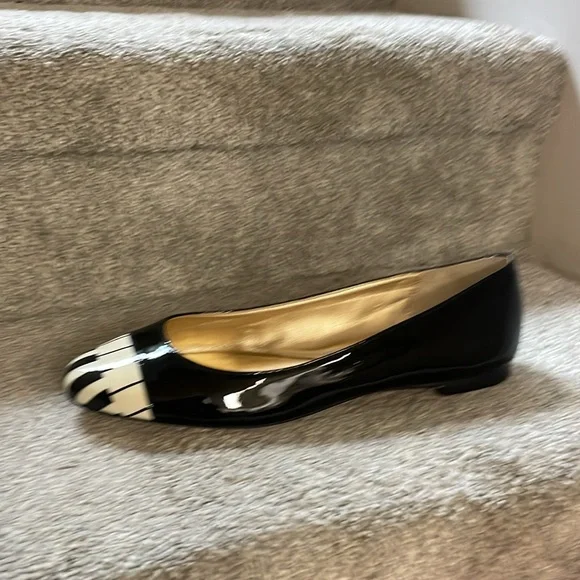 Kate Spade Black and Cream Flats with Piano Key Design - Picture 7 of 7